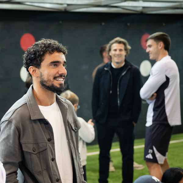 forlan-and-the-da-silvas-visit-carrick’s-reds
