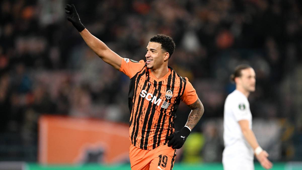 united-line-up-swoop-for-electric-20-yo-brazilian-attacker-running-riot-in-his-league-–-report