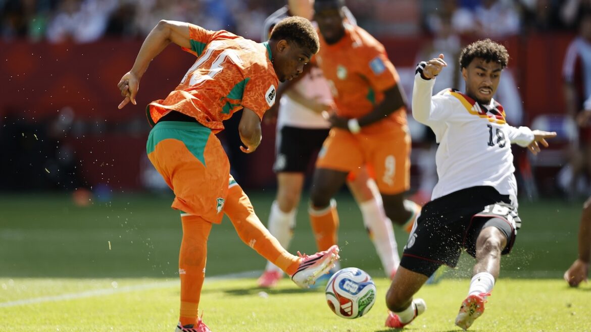 video:-1-goal,-100%-dribbles,-100%-duels:-united-star-shines-on-world-stage-with-stupendous-solo-strike