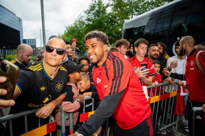 united-arrive-in-gothenburg-for-psg-clash