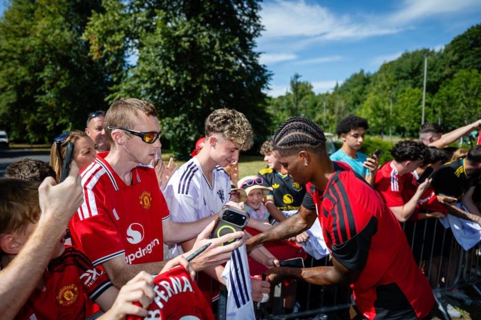 images:-signing-for-fans-in-ireland