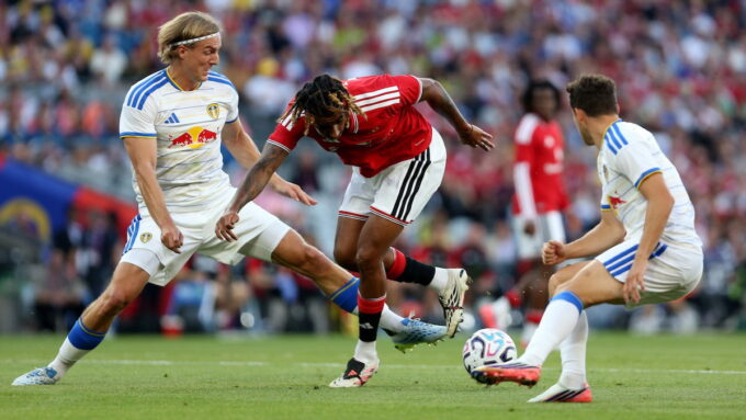 leny-yoros-repurposing-as-a-right-back:-gary-pallister-explains-michael-carricks-thinking